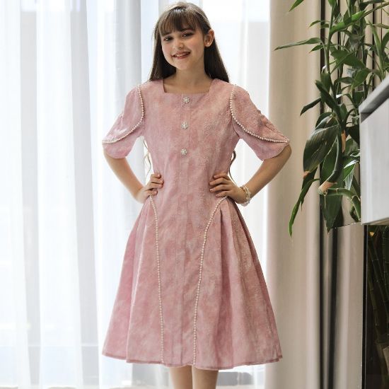 صورة فستان بناتي بنقوش وأكمام فراشة مرصعة باللؤلؤ | لون لحمي واصفر - kj2103